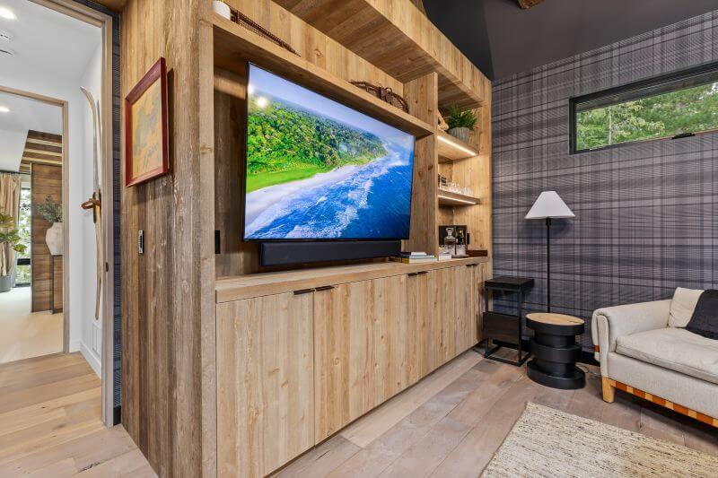 Mounted Tv